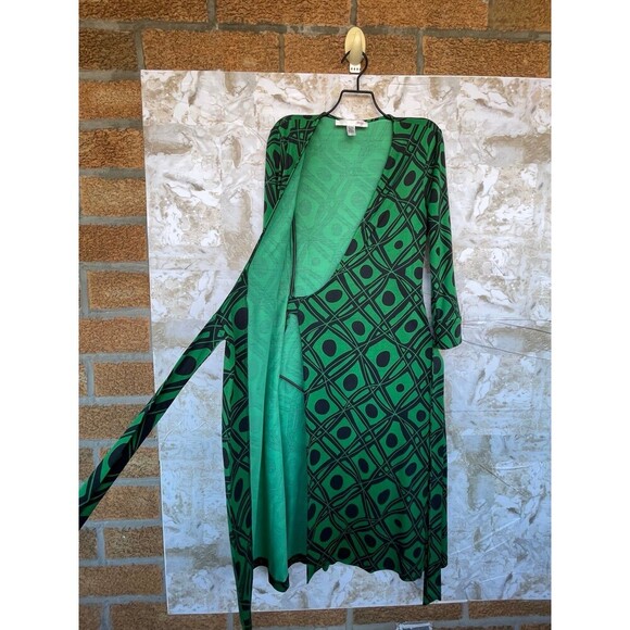 DVF Julian Silk Jersey Wrap Dress – Size 2, Green Geometric Print, 3/4 Sleeves - Picture 6 of 10
